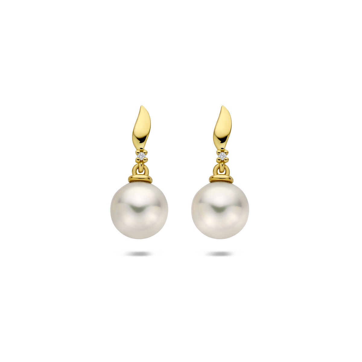 Orecchini in oro giallo 14k con perla e diamante, forma rotonda e dettagli luminosi.