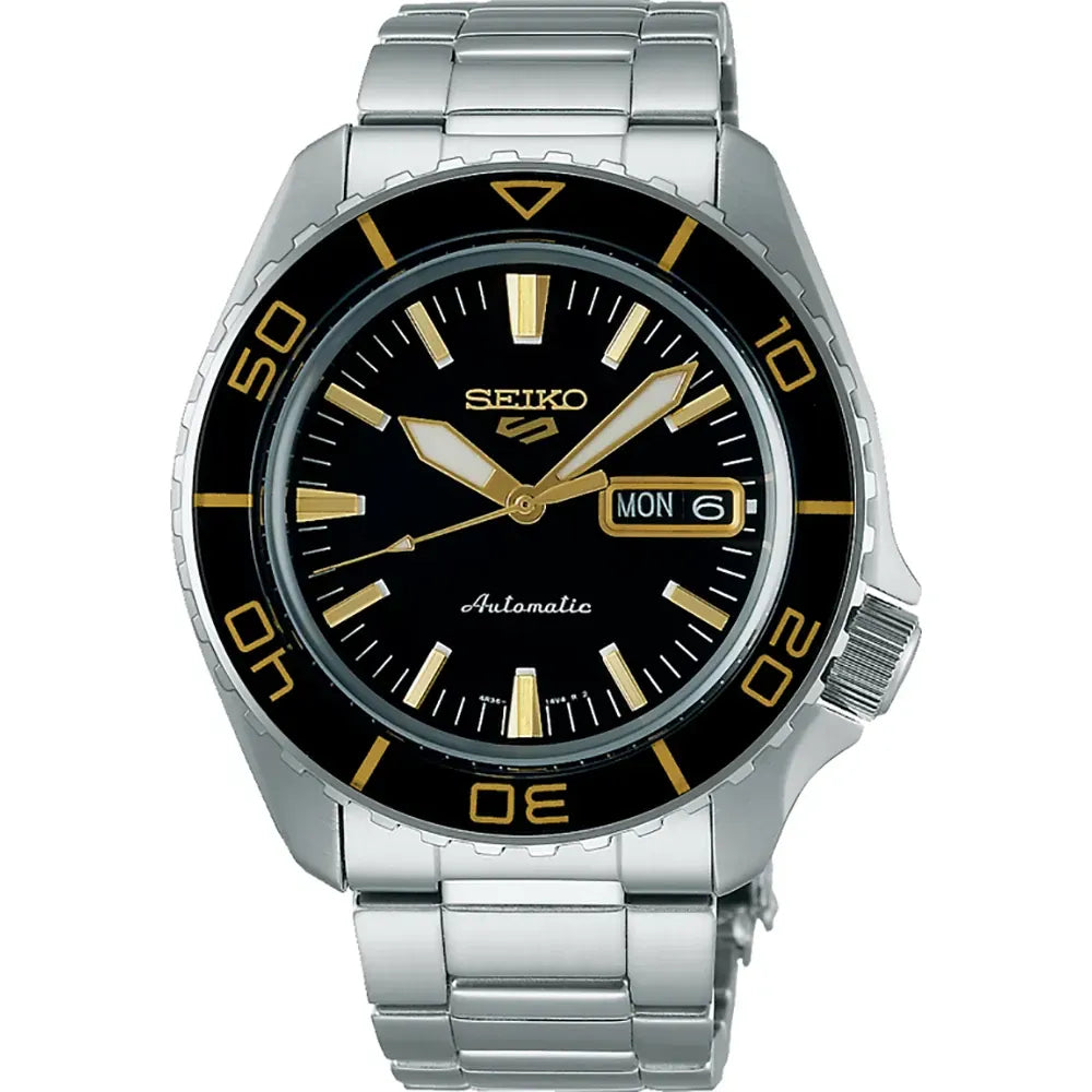 Orologio Seiko 5 Sports con cassa argentata, quadrante nero e dettagli dorati, bracciale in acciaio inox.