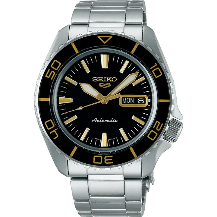 Orologio Seiko 5 Sports con cassa argentata, quadrante nero e dettagli dorati, bracciale in acciaio inox.