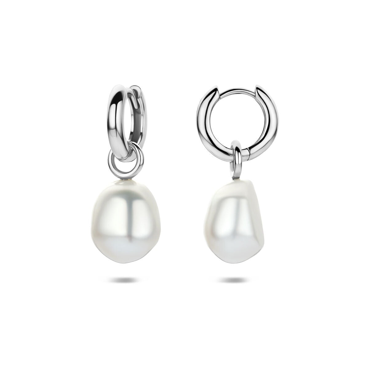 Orecchini a cerchio in argento rodiato con perla