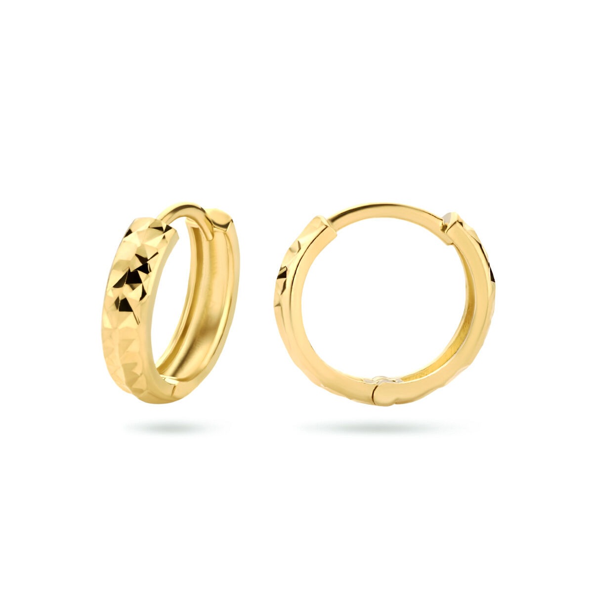 orecchini a cerchio con chiusura a scatto in oro giallo 9k con finitura diamantata