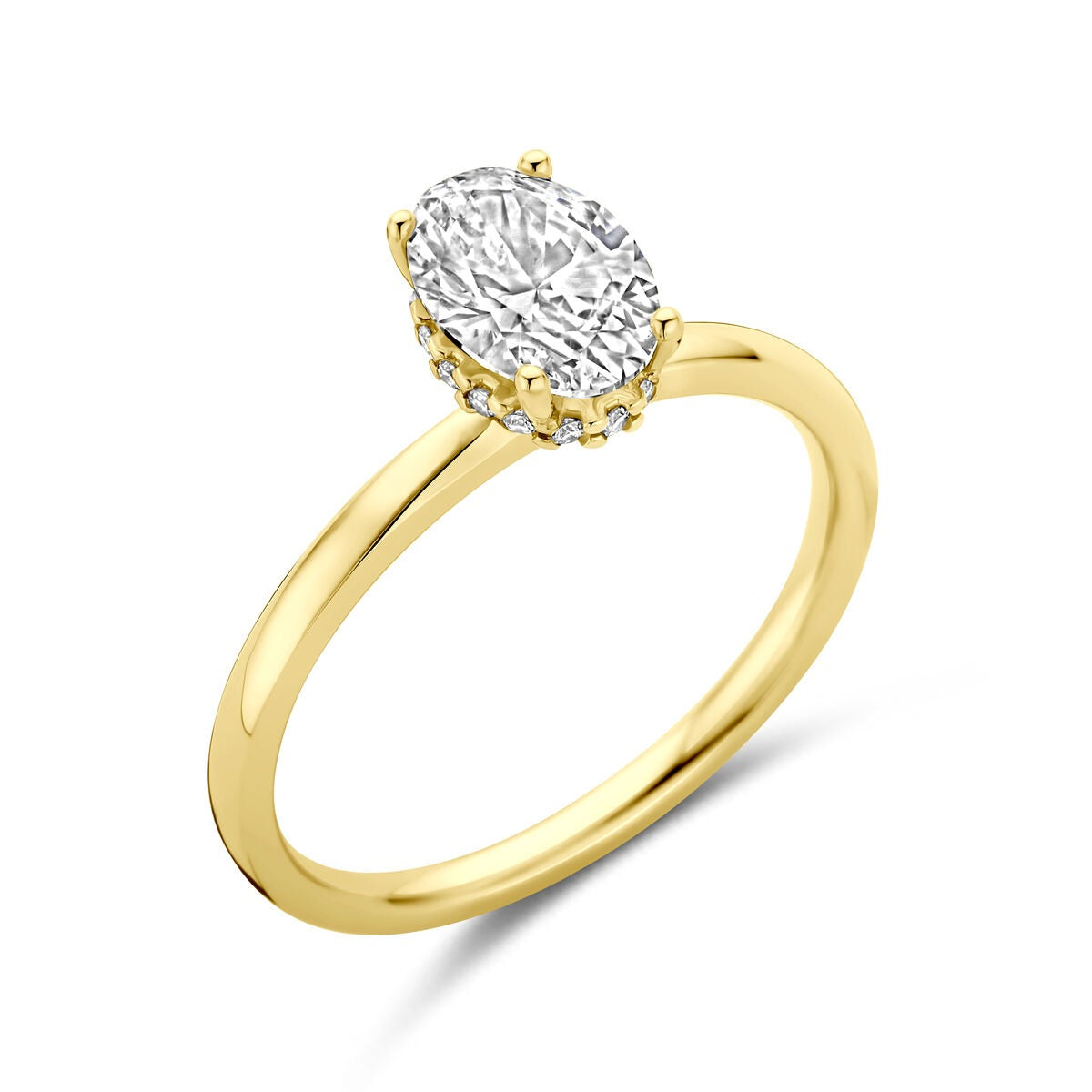 Anello in oro giallo 14k con diamante lab-grown ovale.