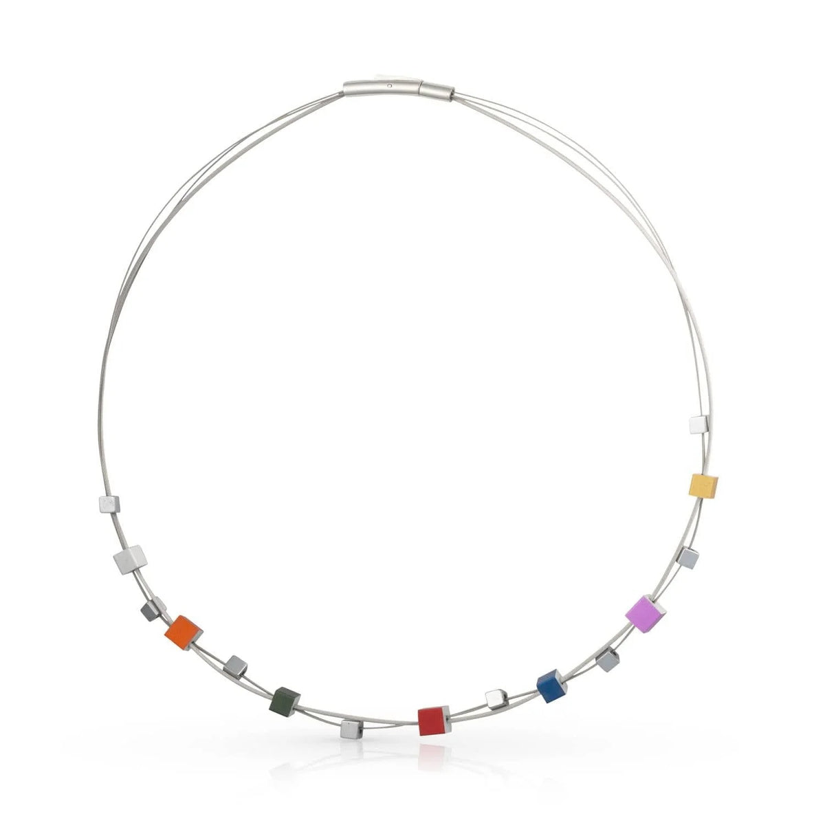 Collana con cubetti colorati e metallici su filo sottile.