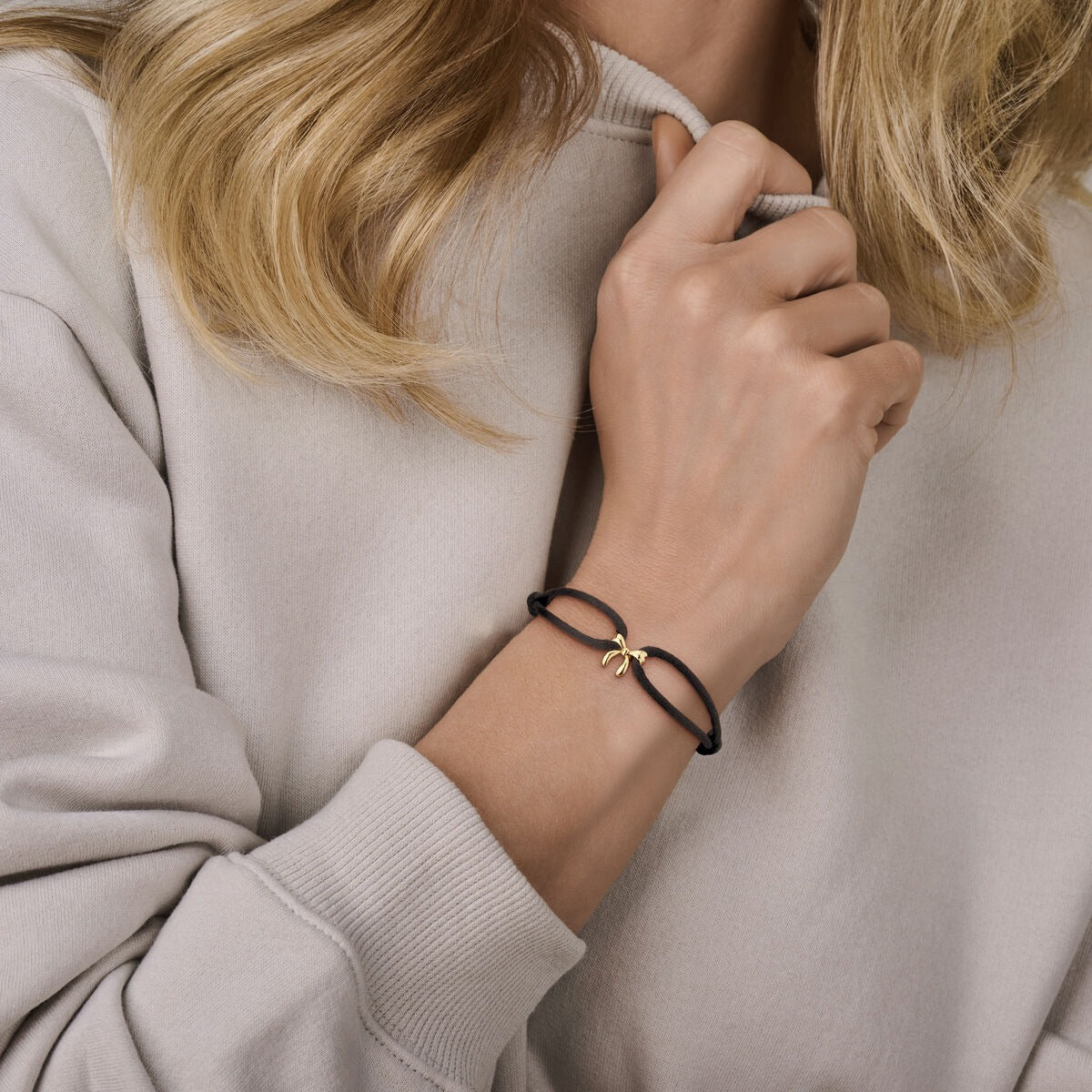 Bracciale in raso nero con fiocco in oro giallo 14k