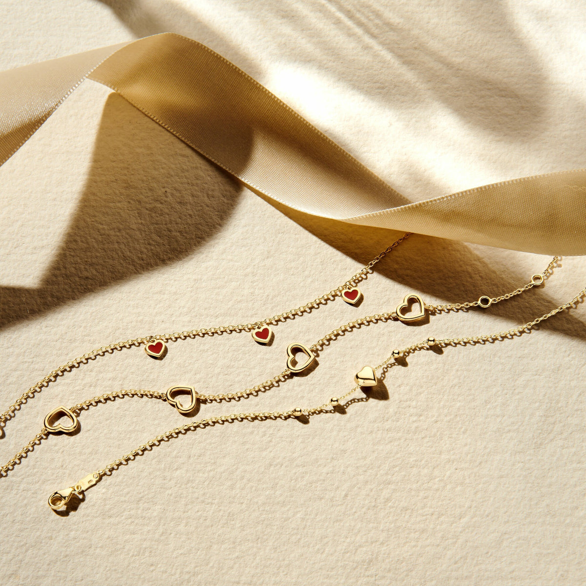 Bracciale cuoricini in oro giallo 14K