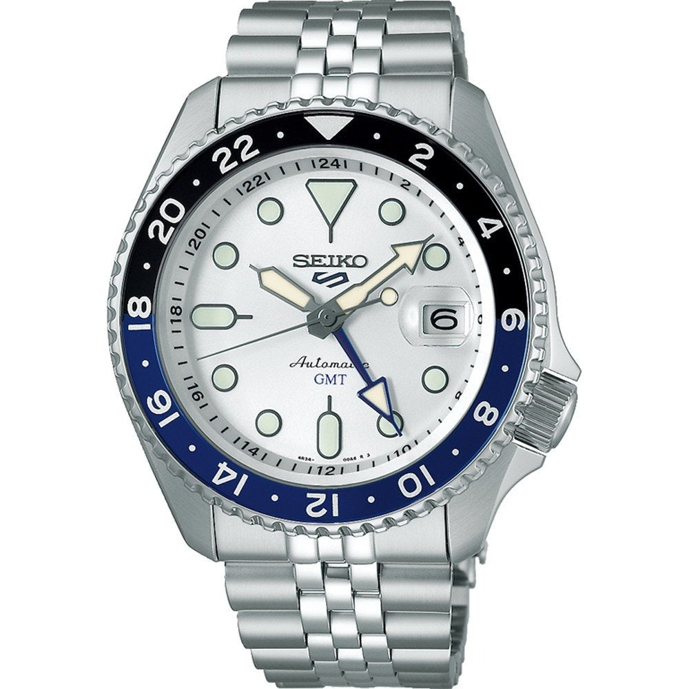 Zilveren heren horloge met een witte wijzerplaat, zwarte en blauwe lunette, en een metalen band.