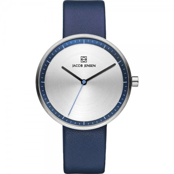 Orologio con cassa in acciaio inox, quadrante argentato e cinturino in pelle blu.