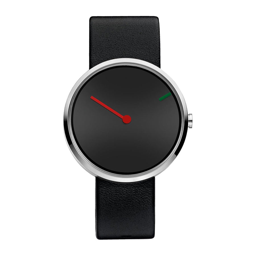 Orologio con quadrante nero, cassa argentata e cinturino in pelle nera.