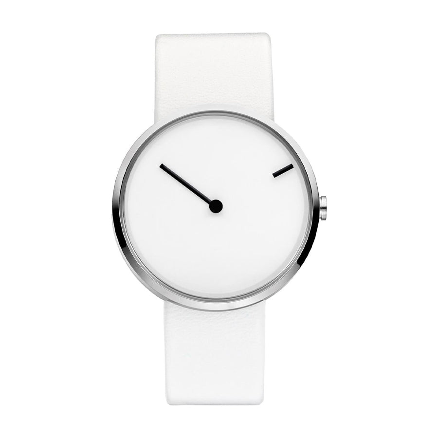 Orologio con quadrante bianco, cassa in acciaio inox e cinturino bianco.