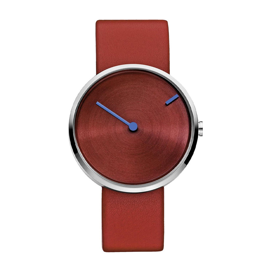 Orologio con quadrante rosso e cinturino in pelle rossa, lancette blu.