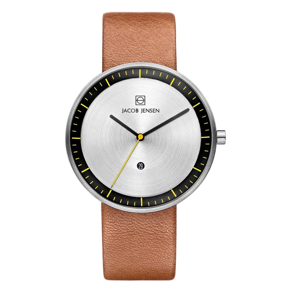 Orologio con cassa in acciaio inox, quadrante argentato, cinturino in pelle marrone e dettagli gialli.