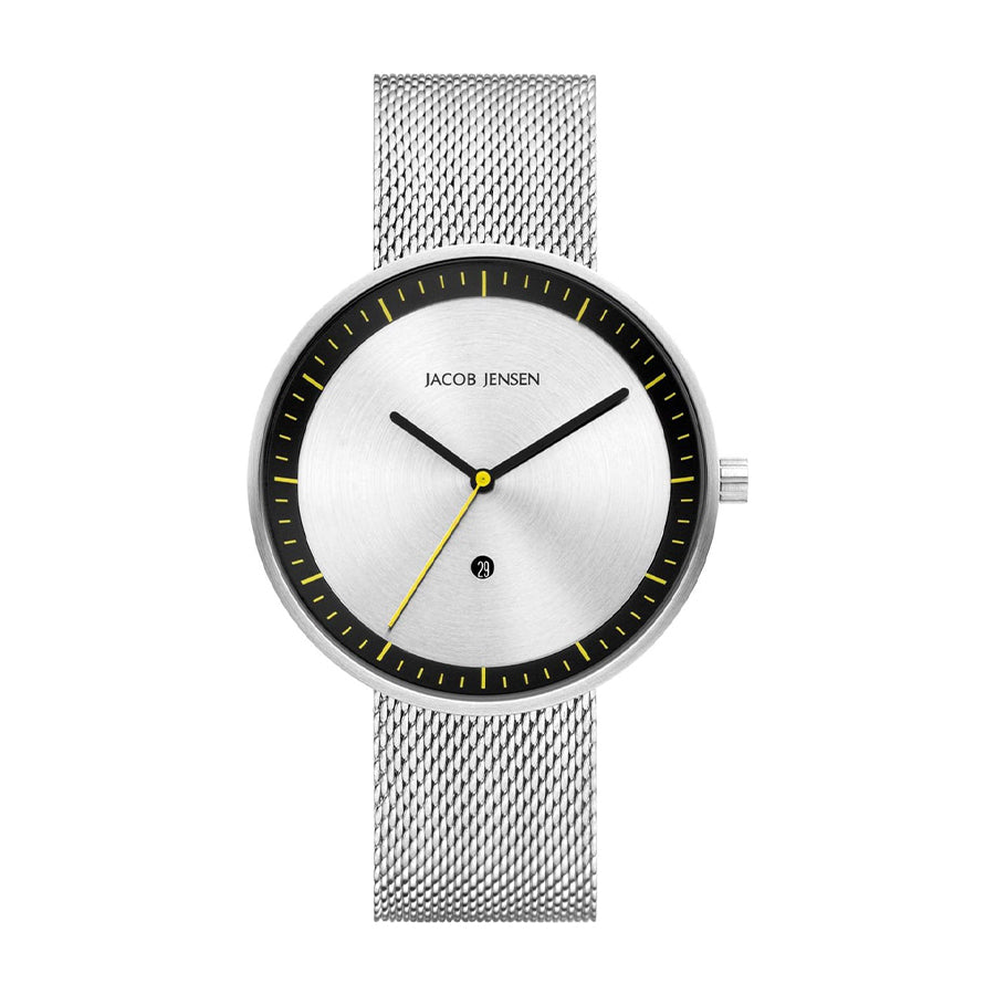 Orologio con cassa argentata, quadrante bianco e dettagli gialli, cinturino in maglia rolò.