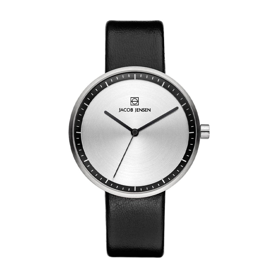Orologio con quadrante argentato, cassa in acciaio e cinturino in pelle nera.