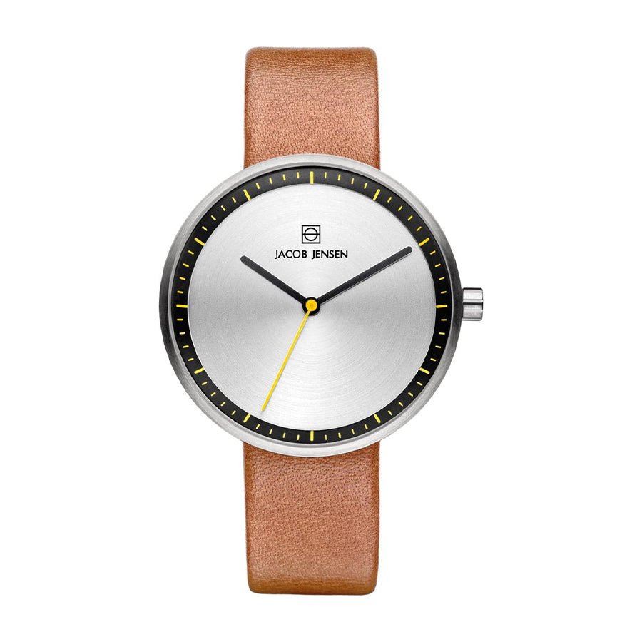 Orologio con cassa argentata, quadrante grigio e cinturino in pelle marrone.