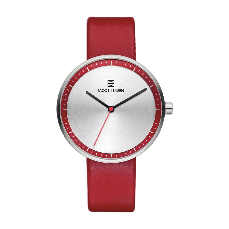 Orologio con cassa argentata e quadrante lucido, cinturino in pelle rossa.