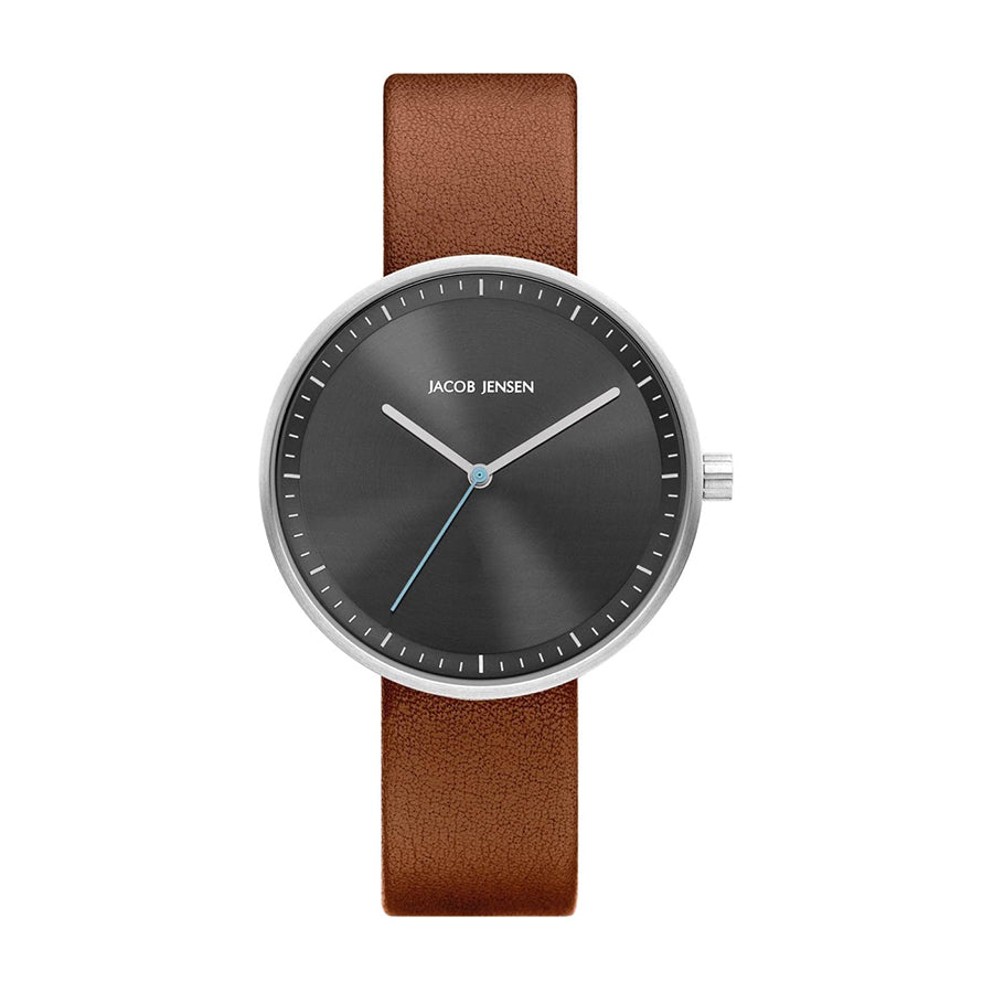 Orologio con quadrante nero, cassa argentata e cinturino in pelle marrone.