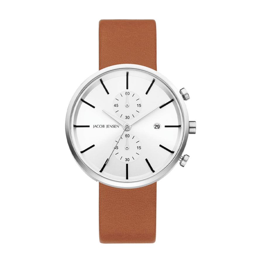 Orologio con quadrante bianco, cassa argentata e cinturino in pelle marrone.