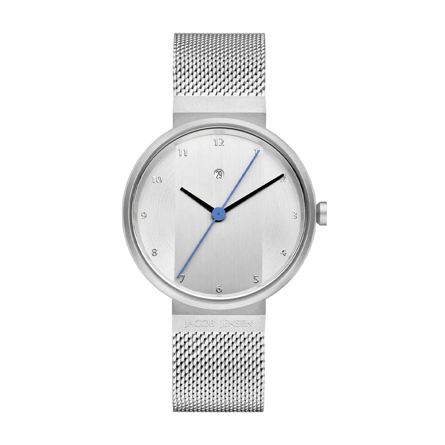 Orologio con cassa argentata, quadrante chiaro e lancette nere e blu, cinturino in maglia metallica.
