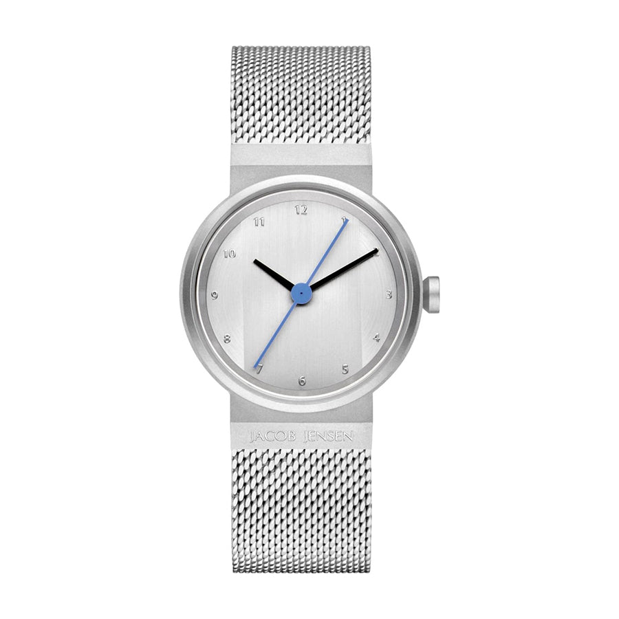 Orologio con cassa argentata, quadrante bianco e cinturino in maglia rolò, lancette blu e nere.