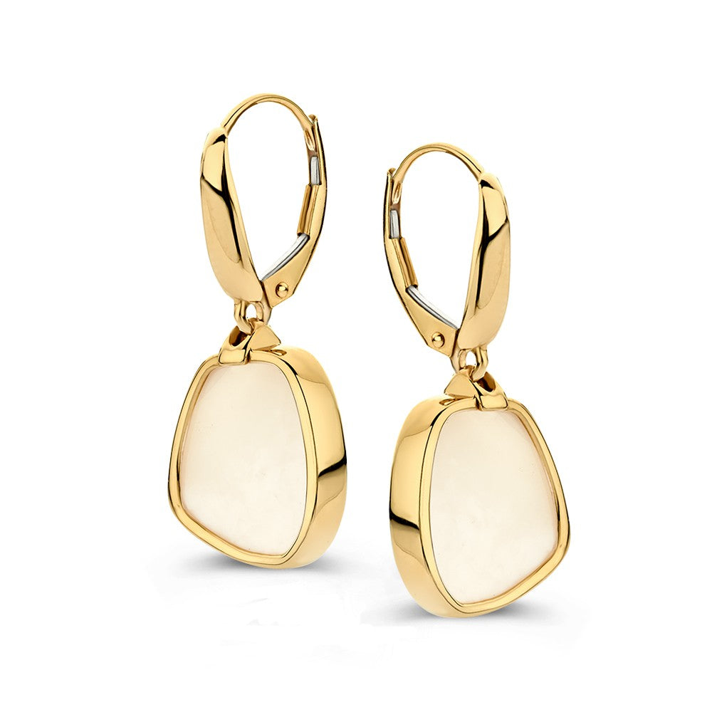 Orecchini in oro giallo con pendenti organici in madreperla, design moderno e raffinato.