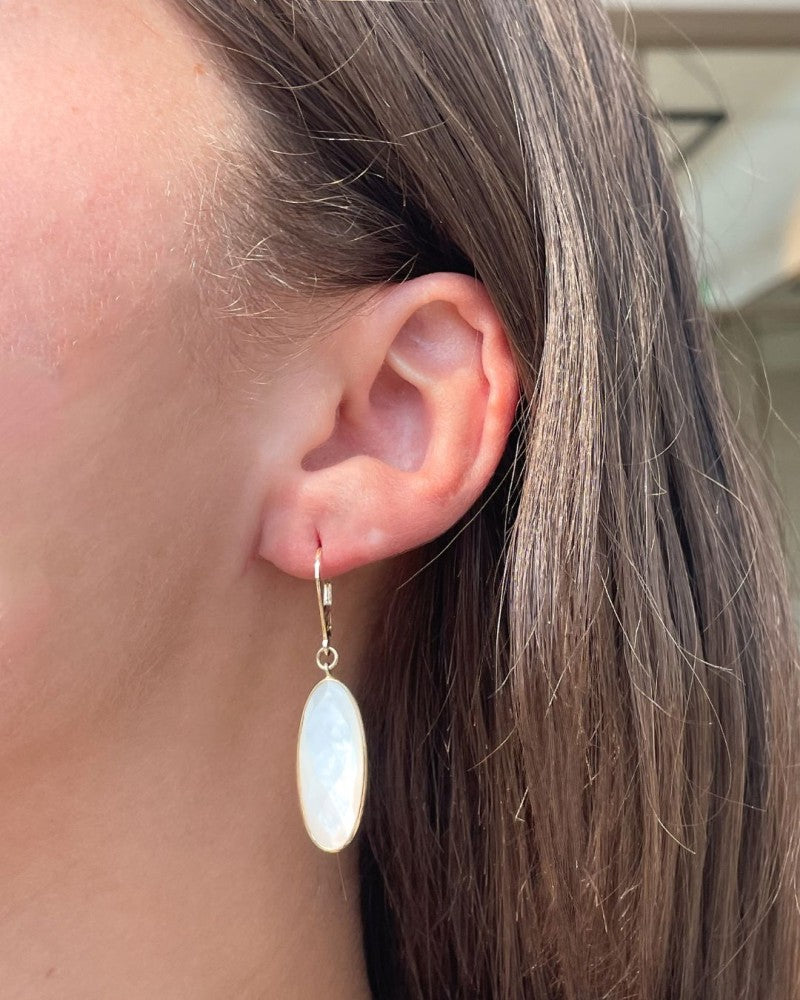 Orecchini a Gancio in Oro Giallo con Ciondoli Ovali in Madreperla – Oro 14 Carati
