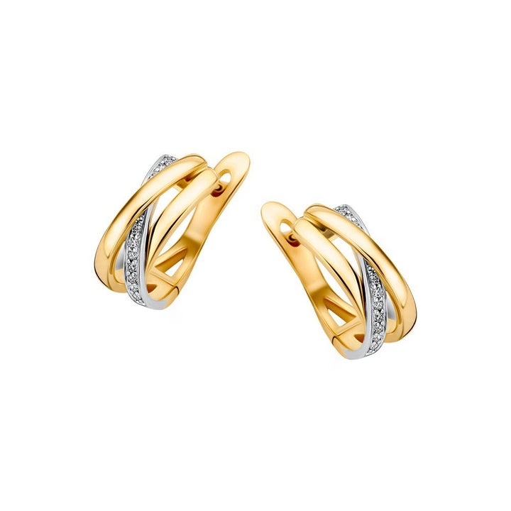De Elegante Geelgouden Oorringen met Diamant van Excellent Jewelry zijn subtiele damesoorbellen van 14 karaat geelgoud, afgewerkt met fonkelende diamanten, stijlvol gepresenteerd op een witte achtergrond.