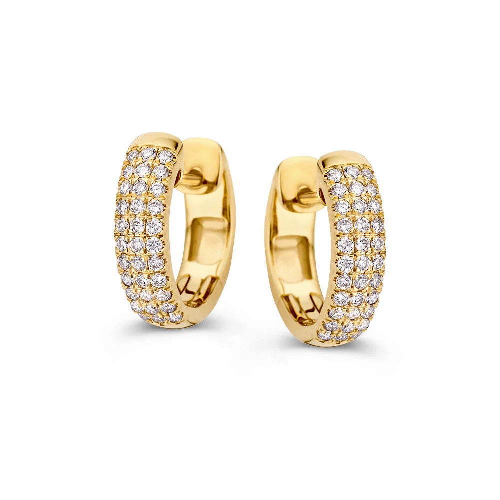 Orecchini in oro giallo con zirconi, forma a cerchio e finitura lucida.