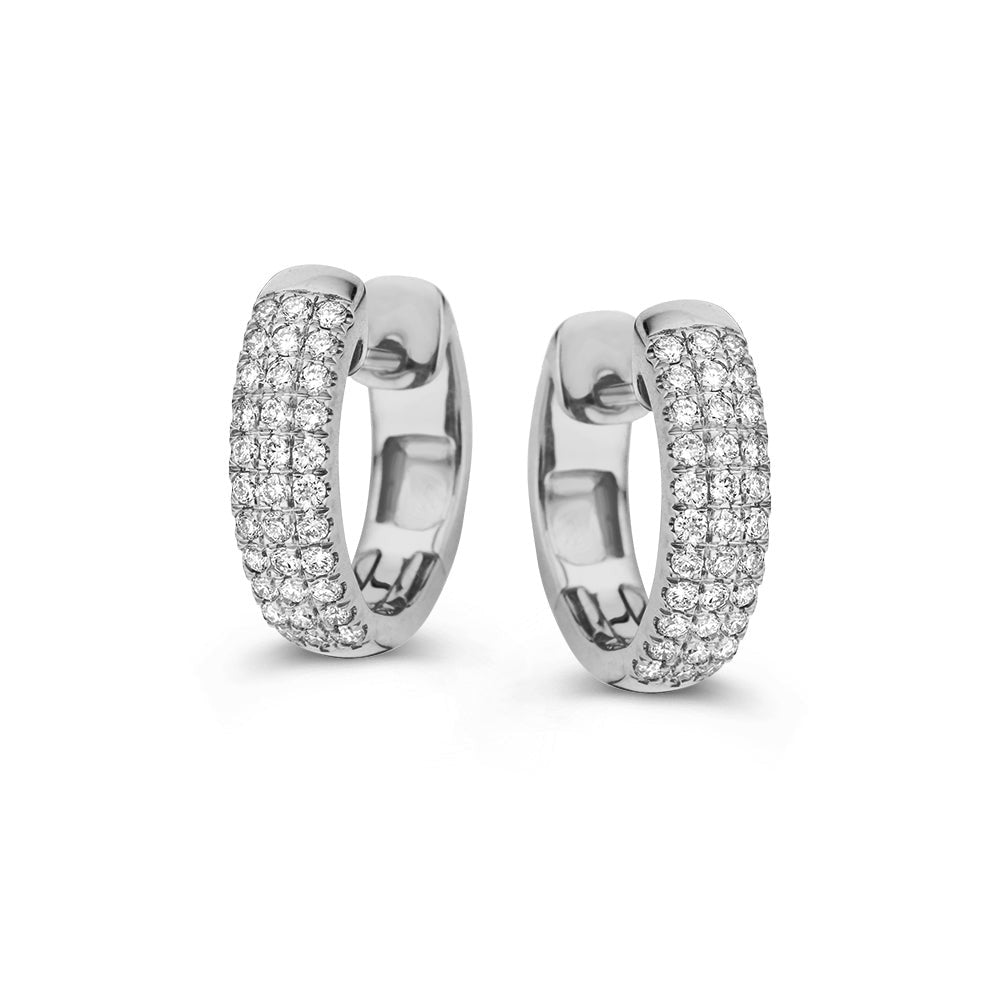 Orecchini in oro bianco con pavé di diamanti, forma a cerchio.