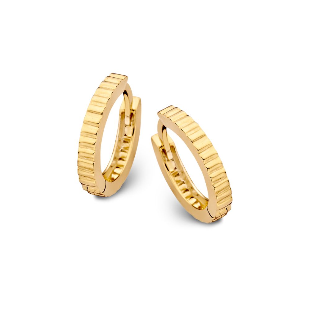 Orecchini in oro giallo con design rigato, realizzati in oro 14 carati.
