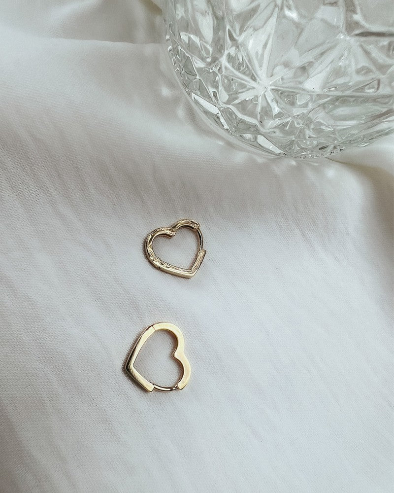 Orecchini a Forma di Cuore in Oro Giallo – Un Simbolo di Amore ed Eleganza