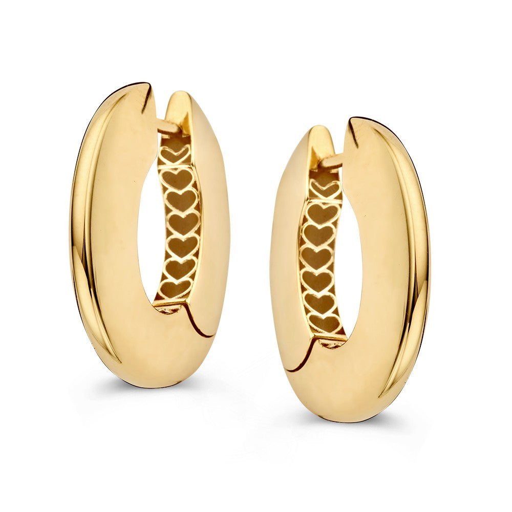 Orecchini in oro giallo, design ovale e piatto, con dettagli a cuori all'interno.