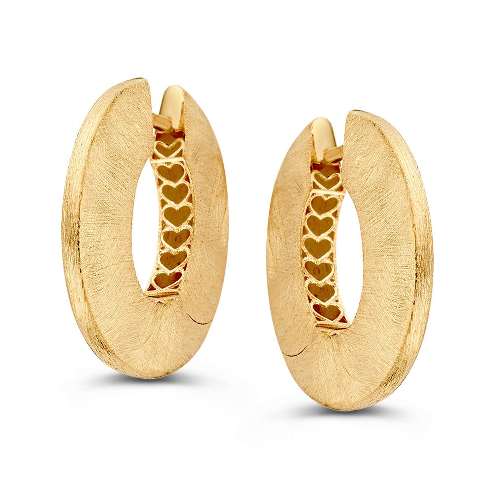 Orecchini in oro giallo opaco con finitura ghiacciata e design distintivo.