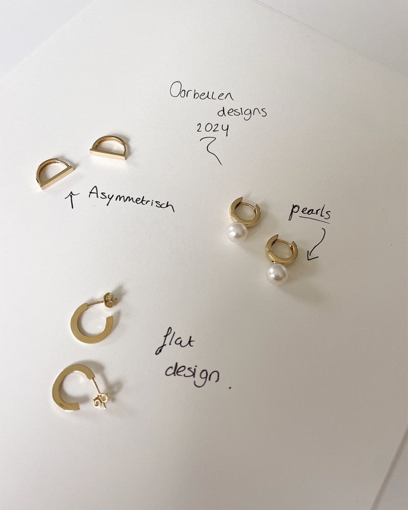 Orecchini a Cerchio in Oro Giallo con Design Giocoso – Eleganza Senza Tempo