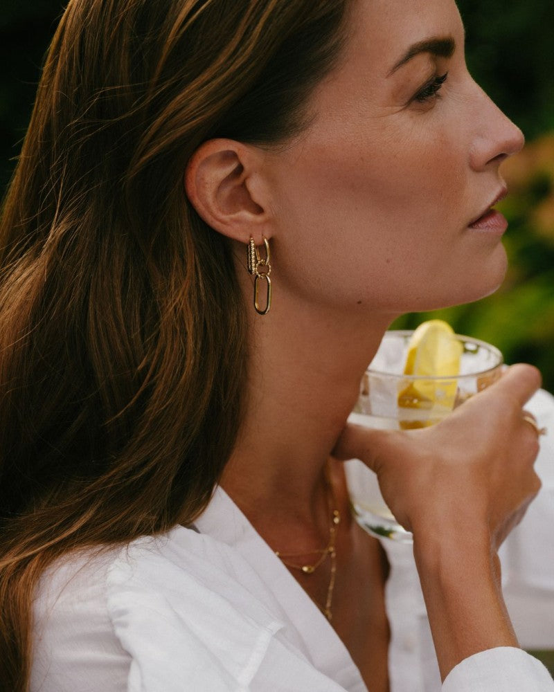 Sorprendenti Orecchini a Cerchio in Oro Giallo con Elementi a Catena – Eleganza Decisa