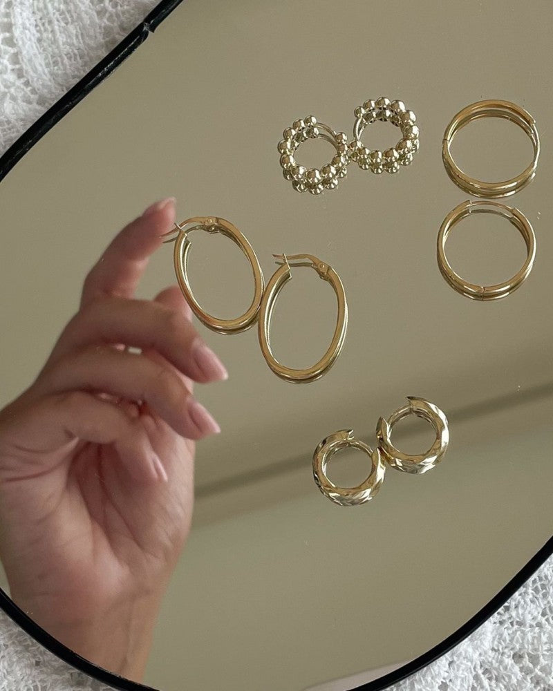 Orecchini a Cerchio Giocosi in Oro Giallo con Sferette Dorate – Eleganza Sottile