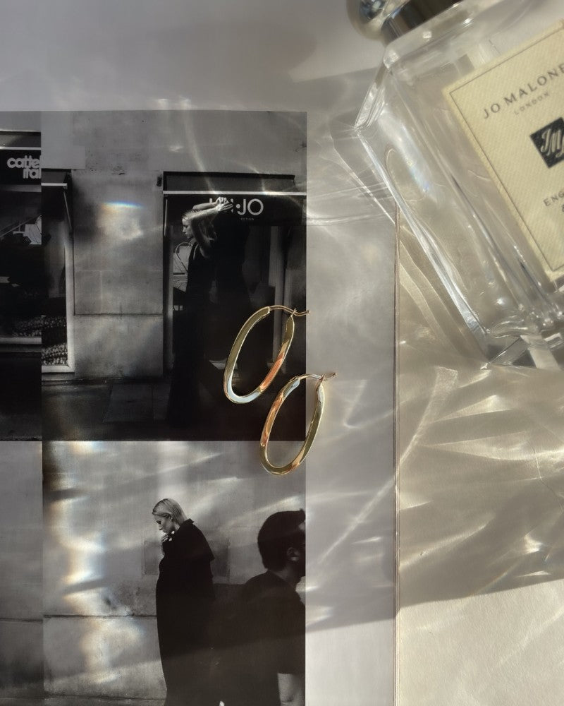 Orecchini a cerchio in oro giallo con giocoso twist – Oro 14 Carati