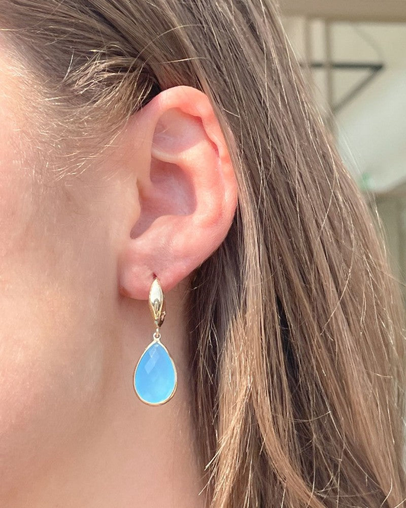 Orecchini a Cerchio in Oro Giallo con Calcedonio Blu – Eleganza a Colori