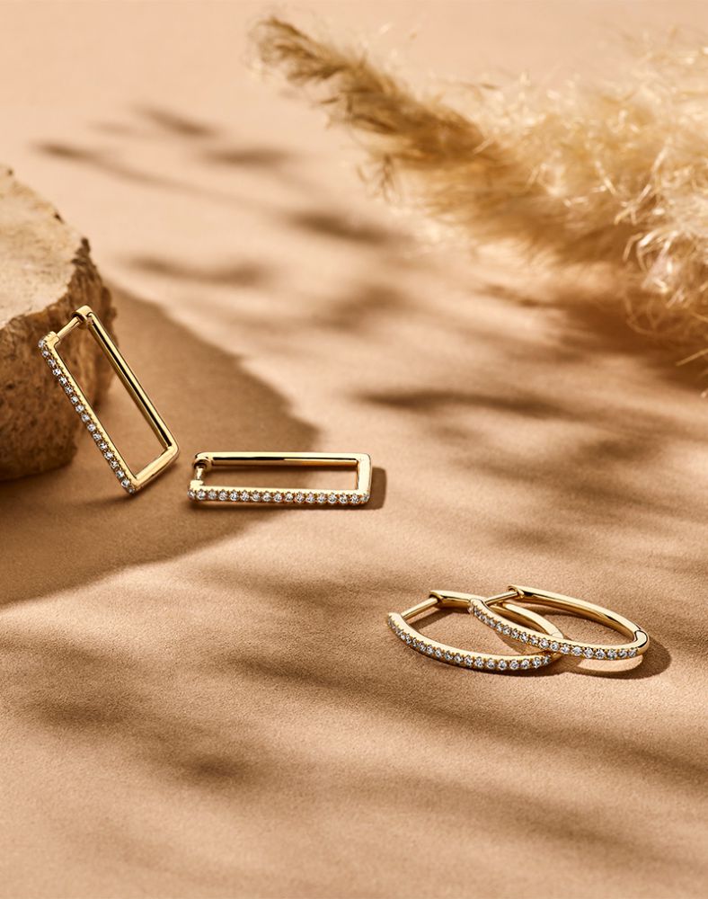 Eleganti orecchini a cerchio in oro giallo con diamante, design lineare e rettangolare