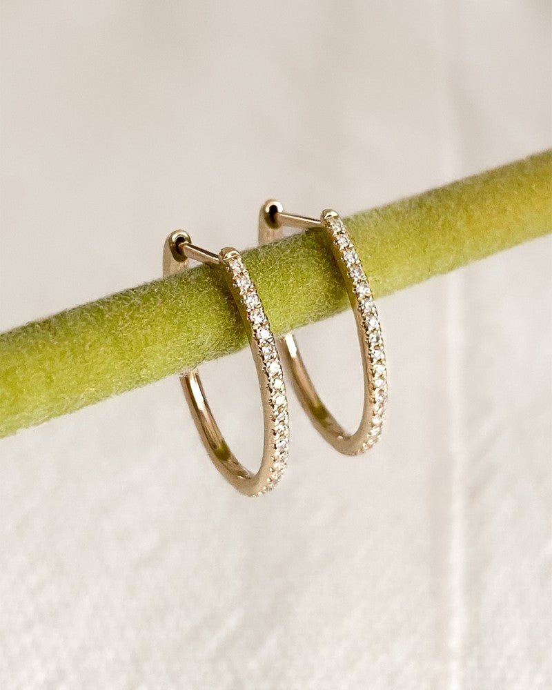 Splendidi Orecchini a Cerchio Ovali in Oro Giallo con Diamanti Preziosi – Eleganza Sottile 0,18 crt.
