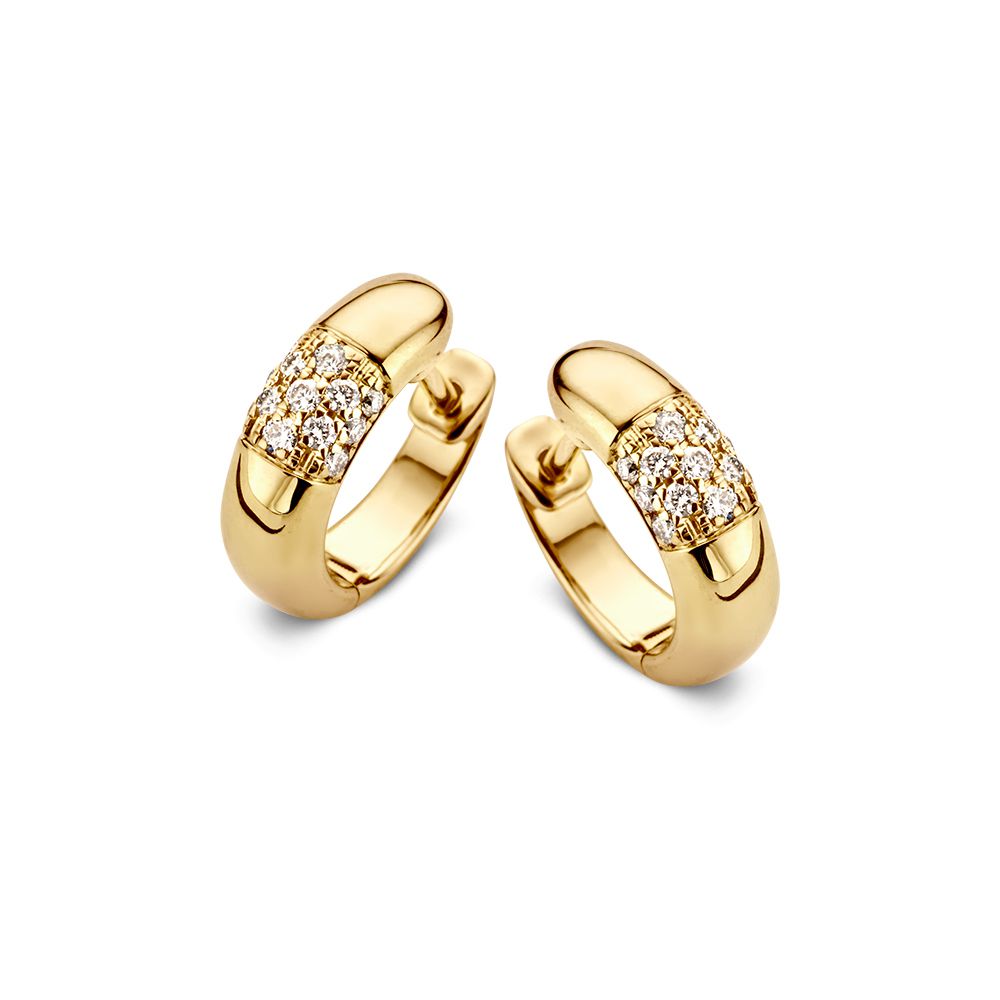 Orecchini eleganti in oro giallo con diamanti taglio brillante.