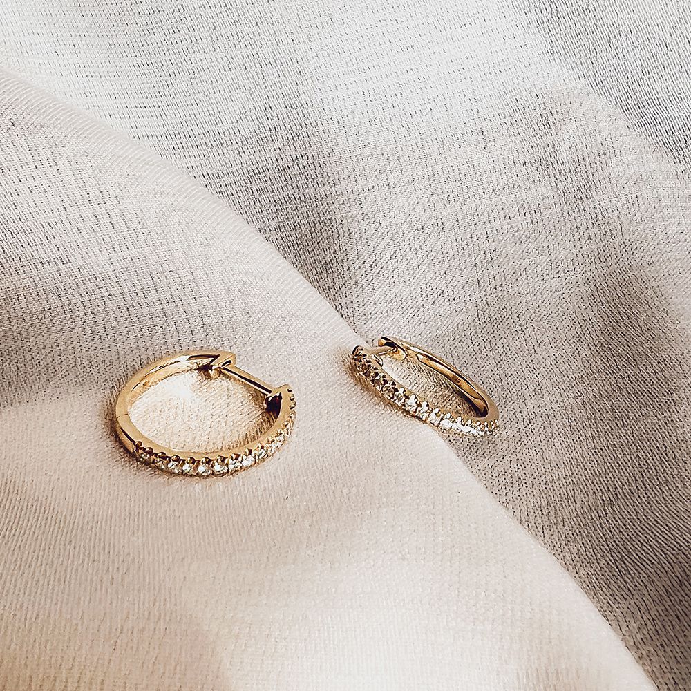 Eleganti Orecchini a Cerchio in Oro Giallo con Diamante: Eleganza in Ogni Dettaglio
