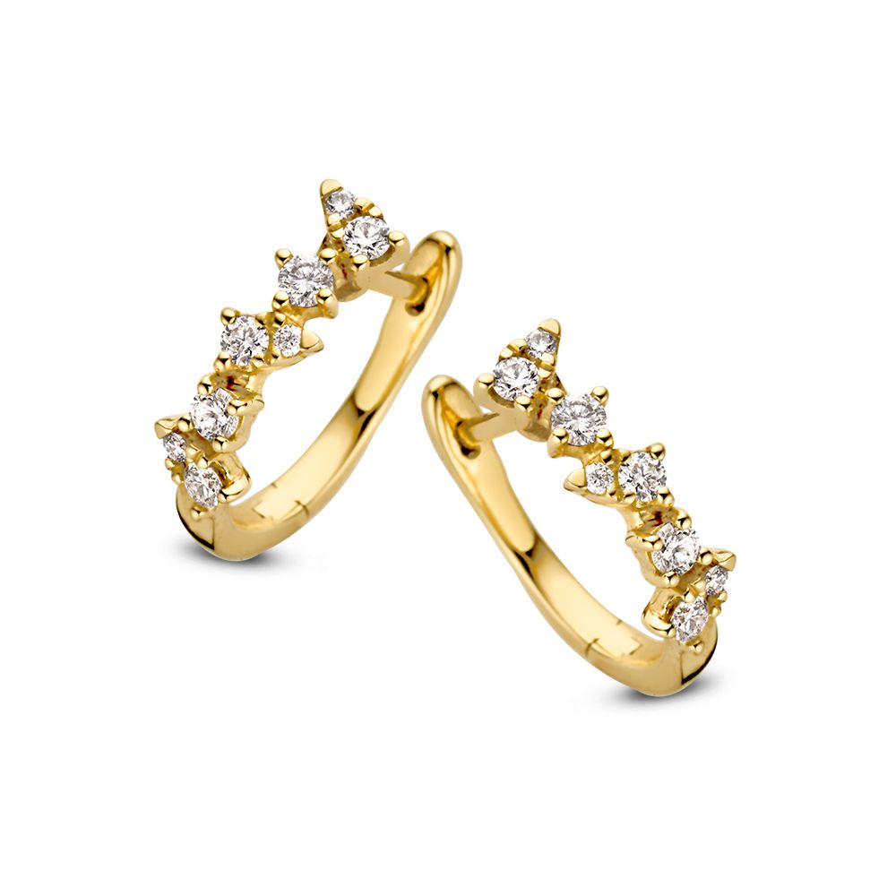 Orecchini in oro giallo con diamanti, design raffinato con sette pietre brillanti.