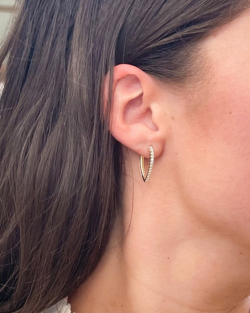 Orecchini a cerchio in oro giallo dal modello asimmetrico con diamante: uno statement elegante 0,36 ct.