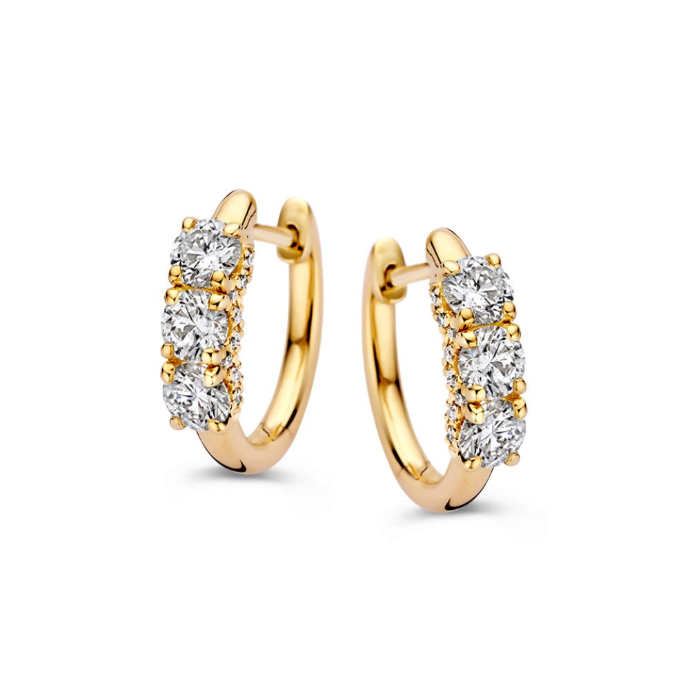 Orecchini in oro giallo con diamanti in incastonatura a chaton, peso totale 1,18 ct.