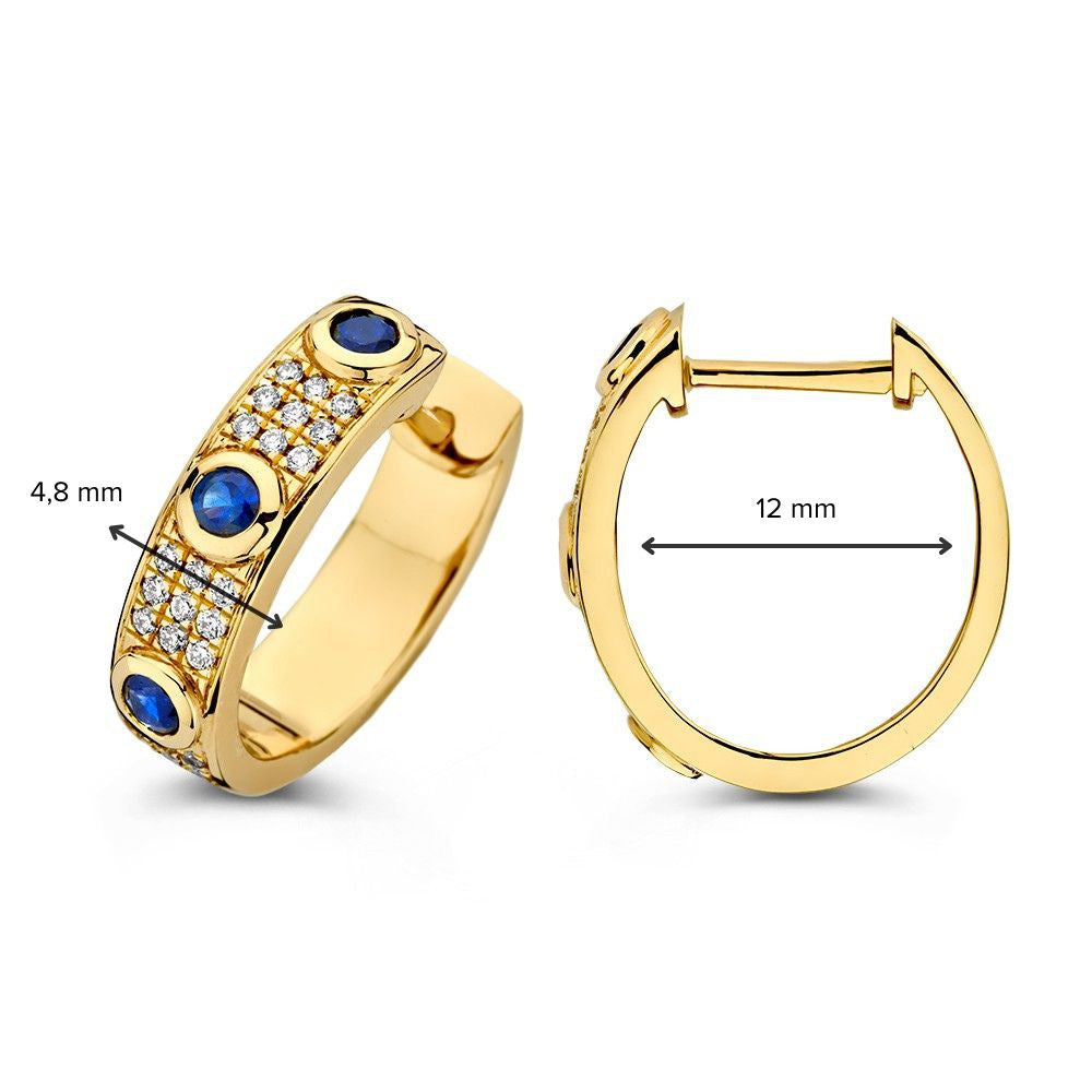De Geelgouden Collier van Excellent Jewelry heeft een 0,50 ct blauwe saffier en 0,24 ct diamant, vervaardigd in 14 karaat goud voor een elegante look.