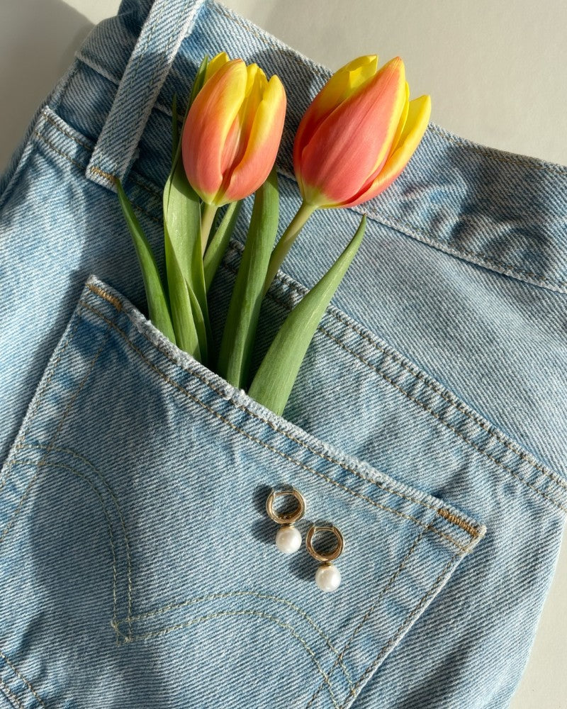 Eleganti Orecchini a Cerchio in Oro Giallo con Perle Rotonde