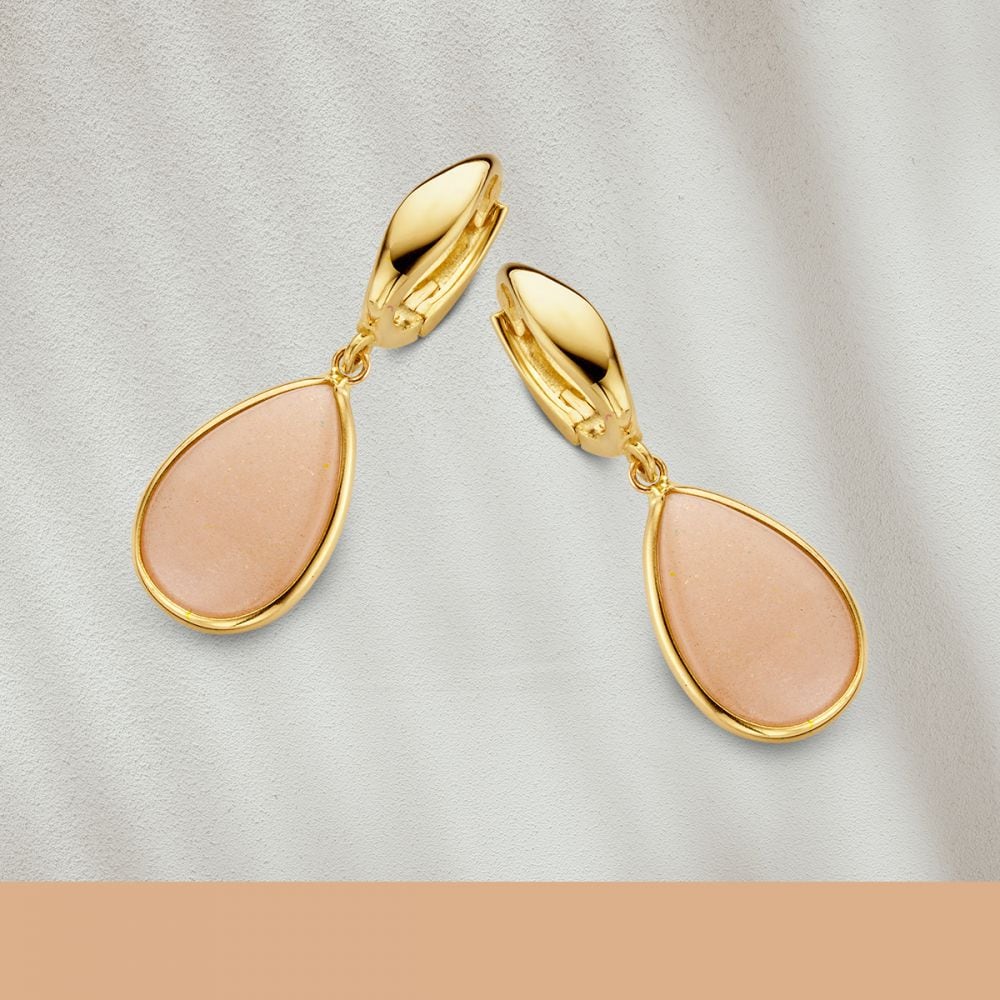 Orecchini a Cerchio in Oro Giallo con Ciondoli in Pietra di Luna Rosa – Un Look Sottile e Incantevole