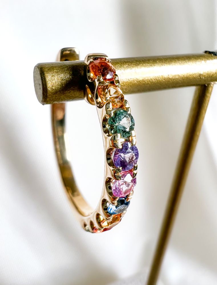 Orecchini a Cerchio in Oro Giallo con Zaffiro Arcobaleno