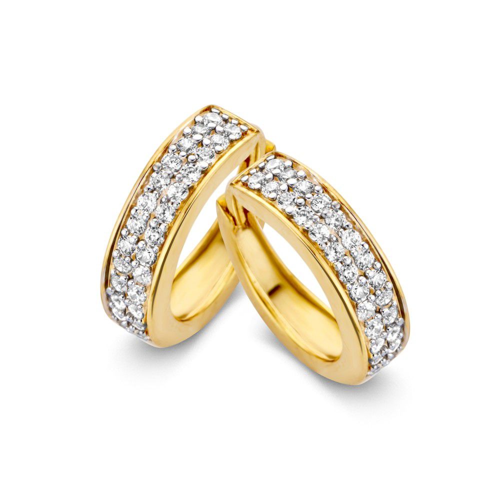 Orecchini in oro giallo con zirconi incastonati in pavé, design elegante e lucido.