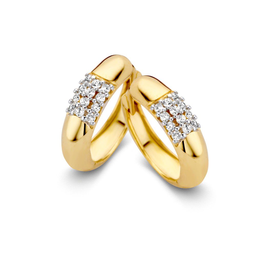 Orecchini in oro giallo con zirkonie brillanti, forma bombata e design elegante.